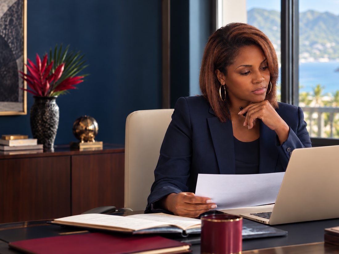 Fondatrice d'ELOAH Consulting à son bureau, analysant un dossier